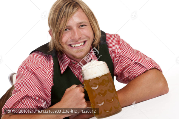 幸福的人躺在地板上，拿著啤酒杯