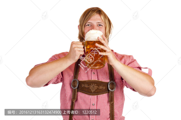 快樂的巴伐利亞人喝了啤酒杯