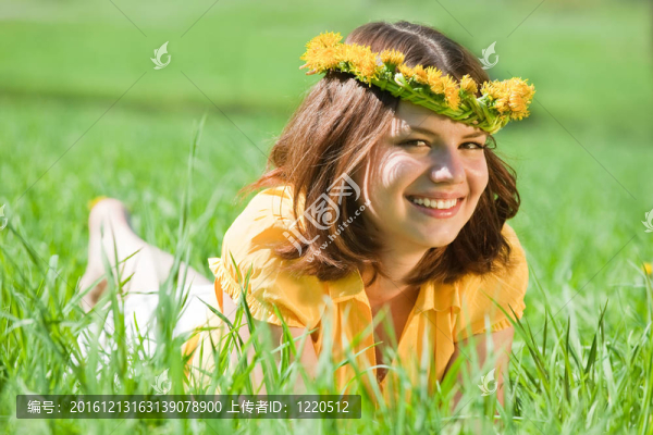 可愛的女孩在草地上休息