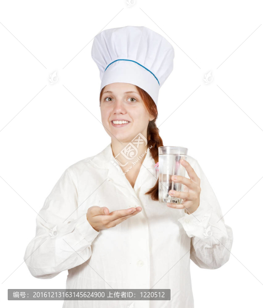女廚師用水