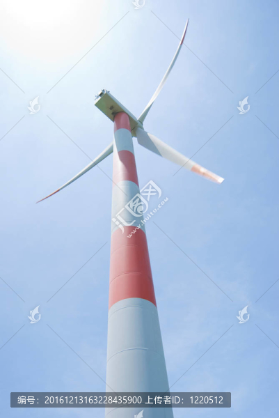 陽(yáng)光下的風(fēng)力渦輪機(jī)