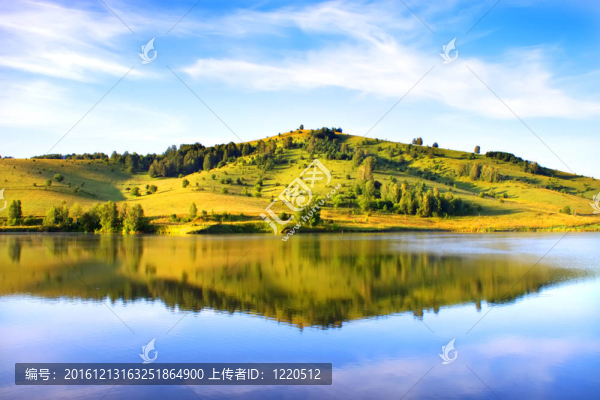 山上的湖。俄羅斯.阿爾泰