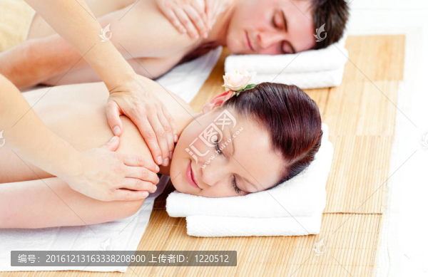 年輕白人夫婦接受背部按摩
