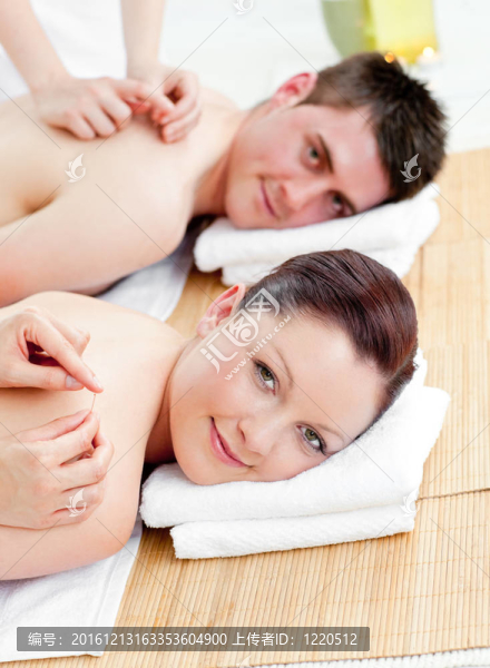 迷人的白人夫婦接受背部按摩