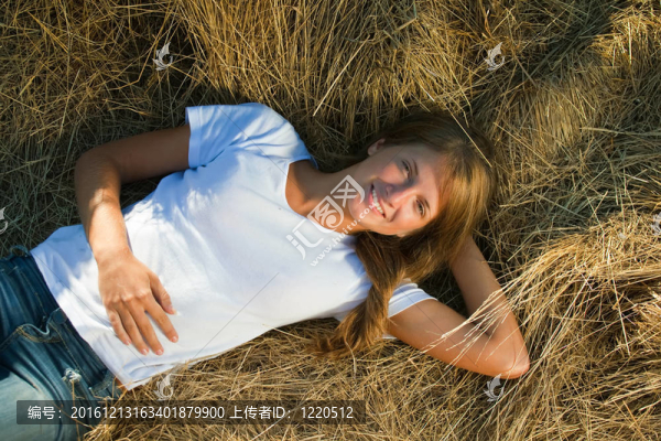 睡在新鮮稻草上的女孩
