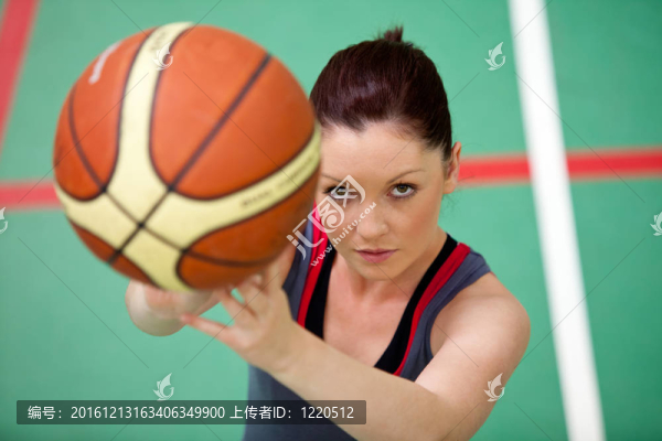 體育青年女子打籃球的肖像