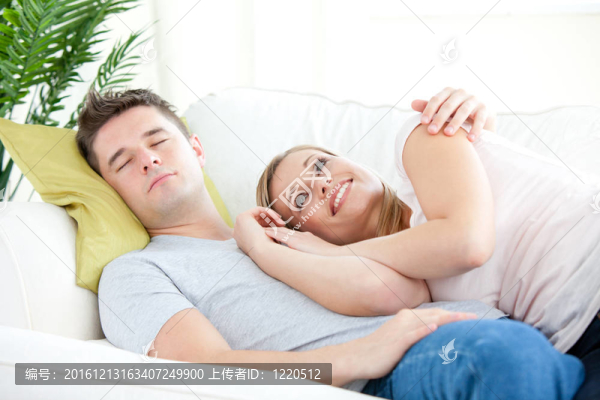 年輕漂亮的情侶睡在