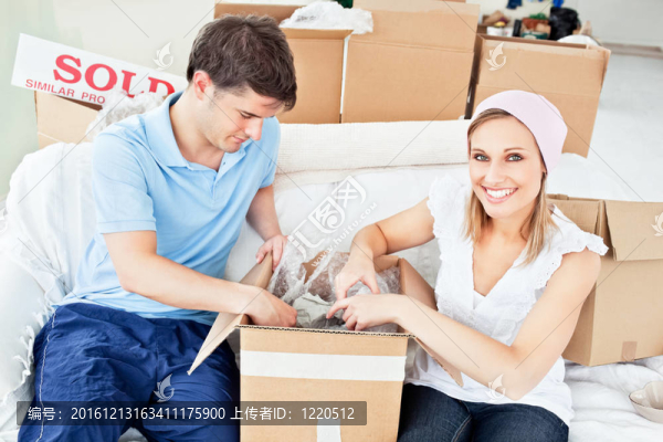 快樂的白人夫婦開箱盒眼鏡