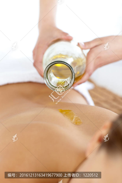 有油按摩的年輕女子