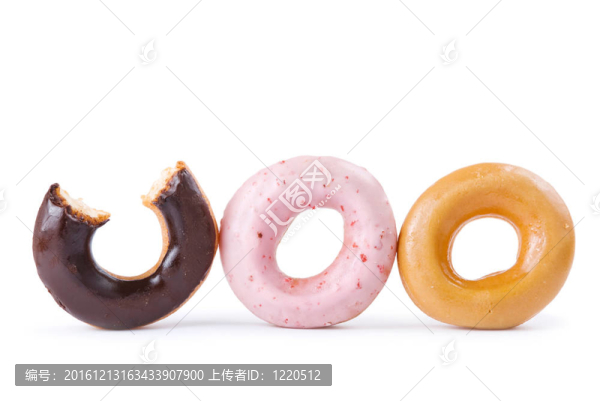 多彩美味的甜甜圈在一排