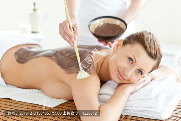 美女躺在按摩
