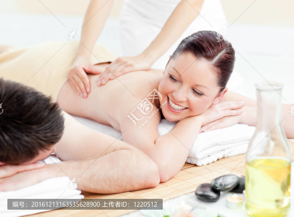 年輕夫婦接受背部按摩