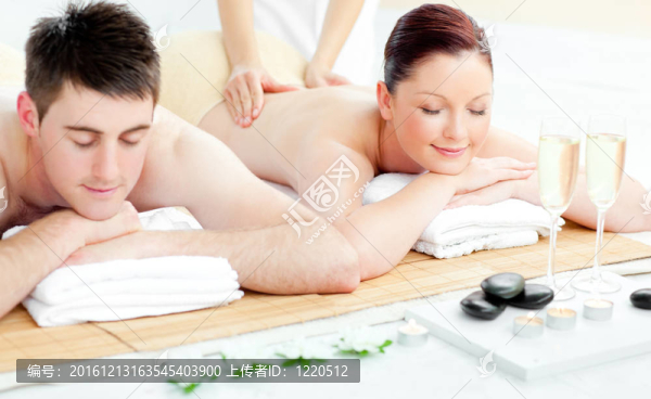 迷人的年輕夫婦享受背部按摩