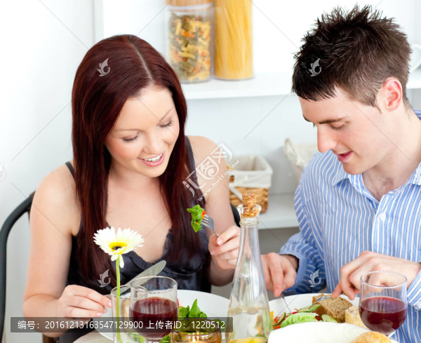 恩愛的白人夫婦在家吃晚飯