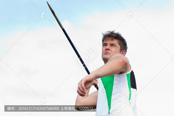 運動員投擲標(biāo)槍