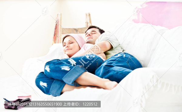 畫完房間后躺在沙發(fā)上休息的情侶