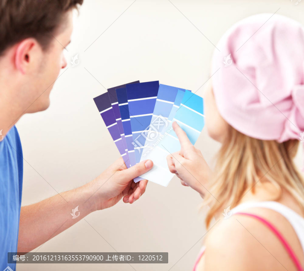 集中夫婦選擇顏色在他們的新房子的房間