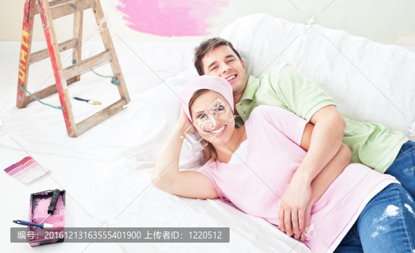 陽性夫婦躺在沙發(fā)上畫完房間