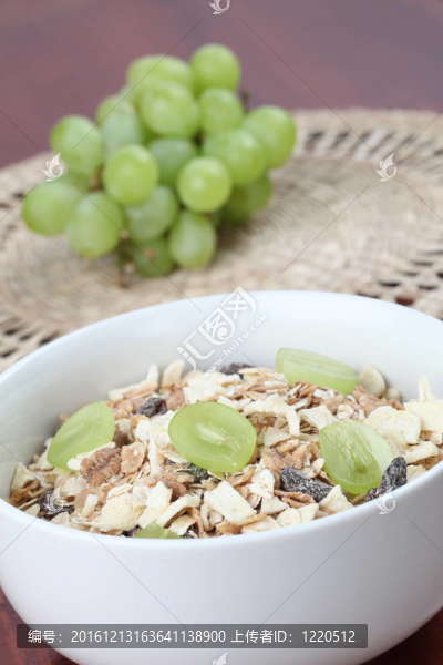 新鮮的葡萄麥片
