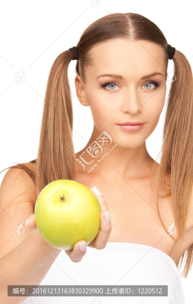 年輕漂亮的女人和綠色的蘋果
