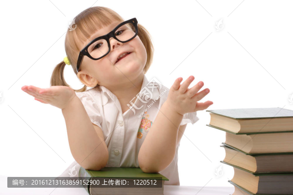 可愛的小女孩帶書；回到學校