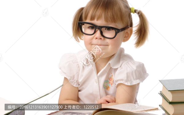 快樂小女孩書戴黑眼鏡