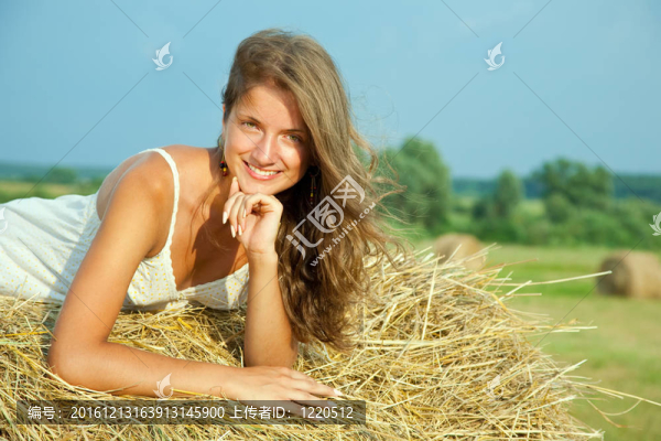 年輕女子在干草保釋