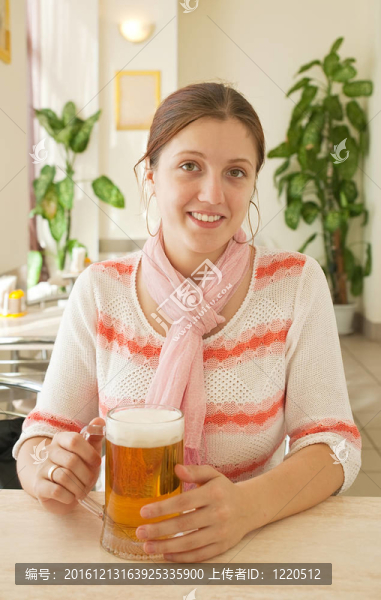 喝啤酒的女孩