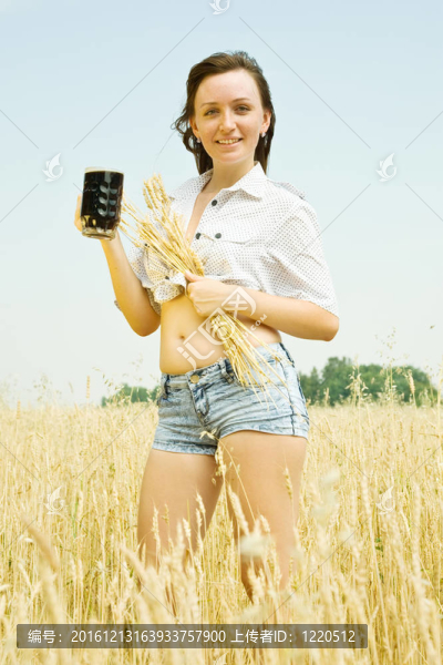 啤酒和麥穗的女孩
