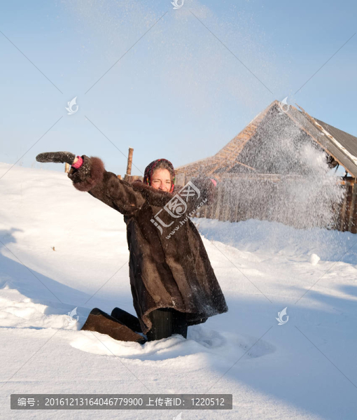 女孩在毛皮大衣扔雪花