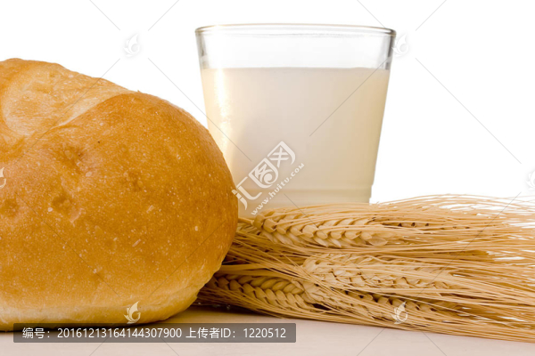 玻璃中的牛奶