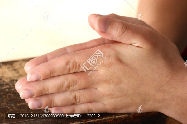 一個年輕女人默默地祈禱