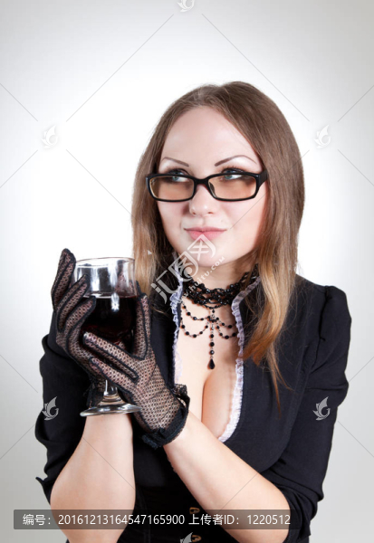 浪漫女子戴眼鏡戴酒杯
