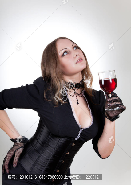 華麗女人與紅葡萄酒