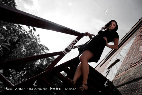 樓梯上的女人