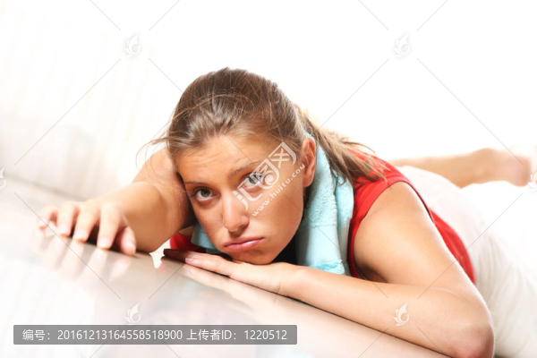 一個(gè)年輕疲憊的女人