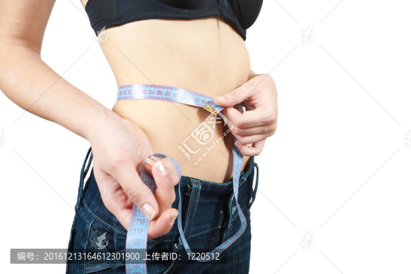 測量腰圍的女孩