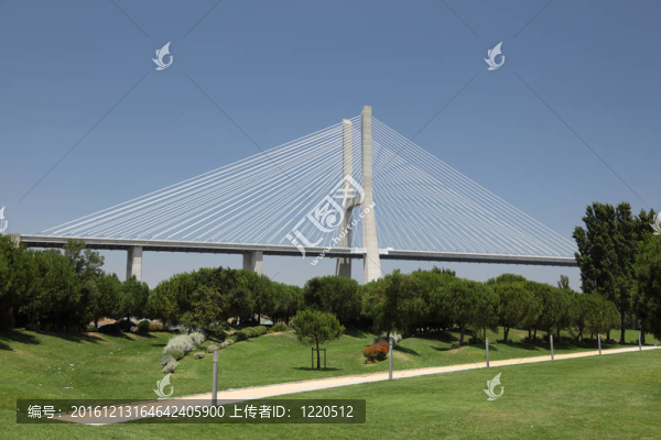 在Lisbon的達(dá)伽馬大橋；葡萄牙