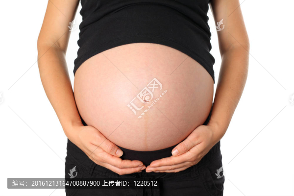年輕的孕婦抱著她的肚子