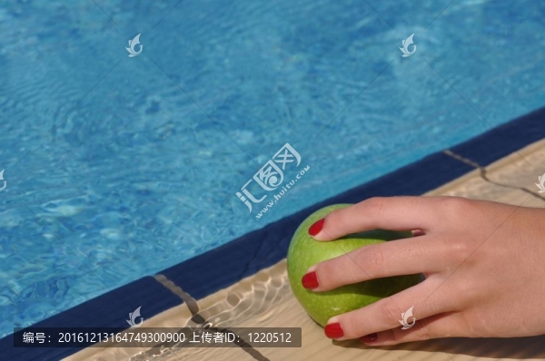 女子拿著蘋果
