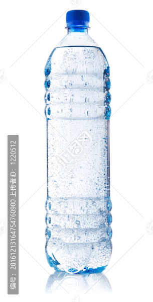 塑料瓶中的碳酸水