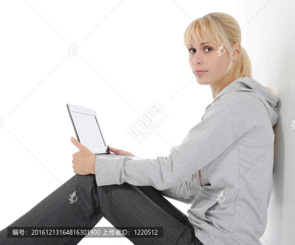 帶電腦的金發(fā)女郎