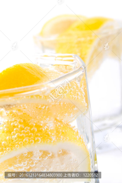 蘇打水和檸檬