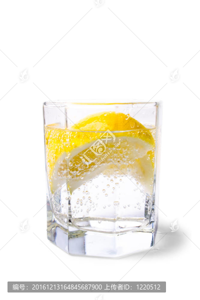 蘇打水和檸檬片