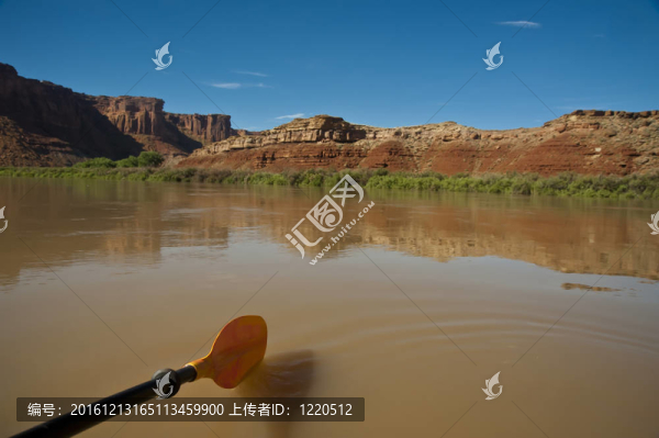 在沙漠河流中劃槳