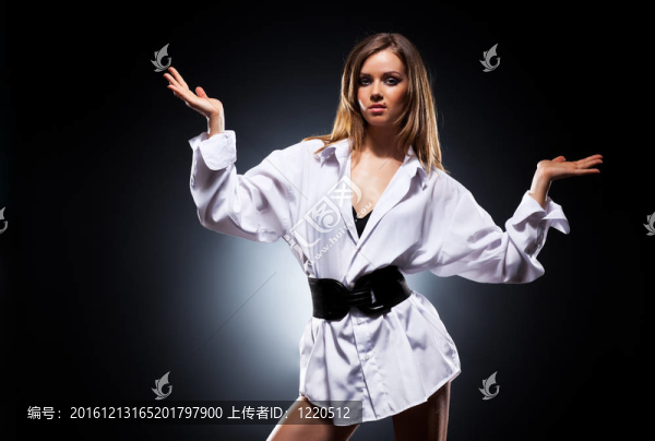 穿男襯衫的年輕女人