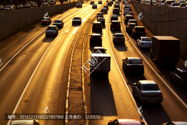 有許多小汽車(chē)的公路