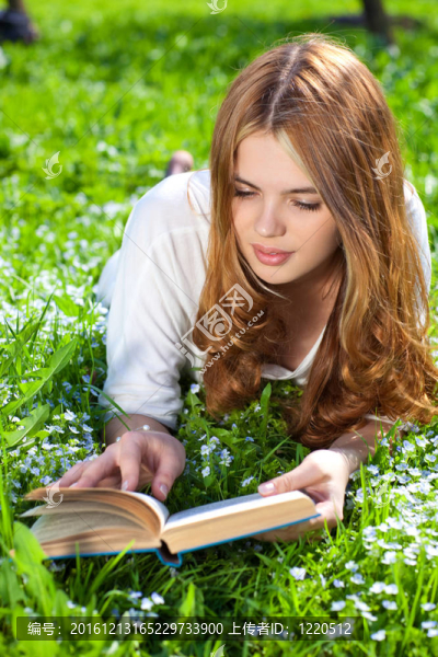 年輕婦女讀書