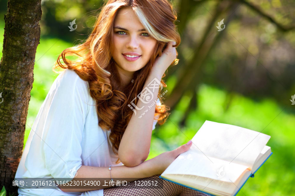 年輕婦女讀書