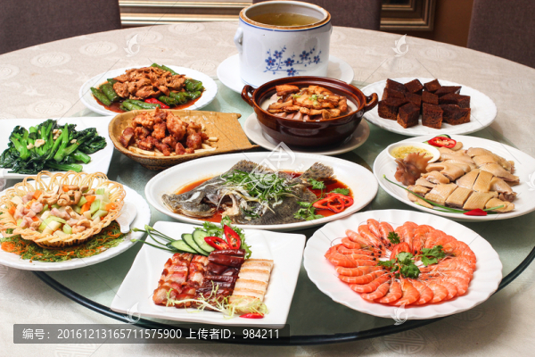 一大桌菜,圍餐
